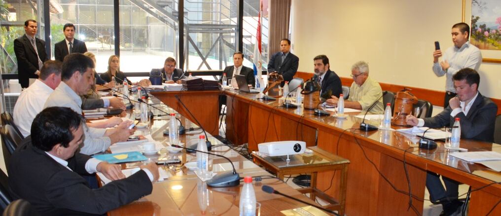 El senador, Javier Zacarías Irún y su abogado, Ricardo Preda se reunieron hoy con la Comisión de Asuntos Constitucionales. Foto: Gentileza.