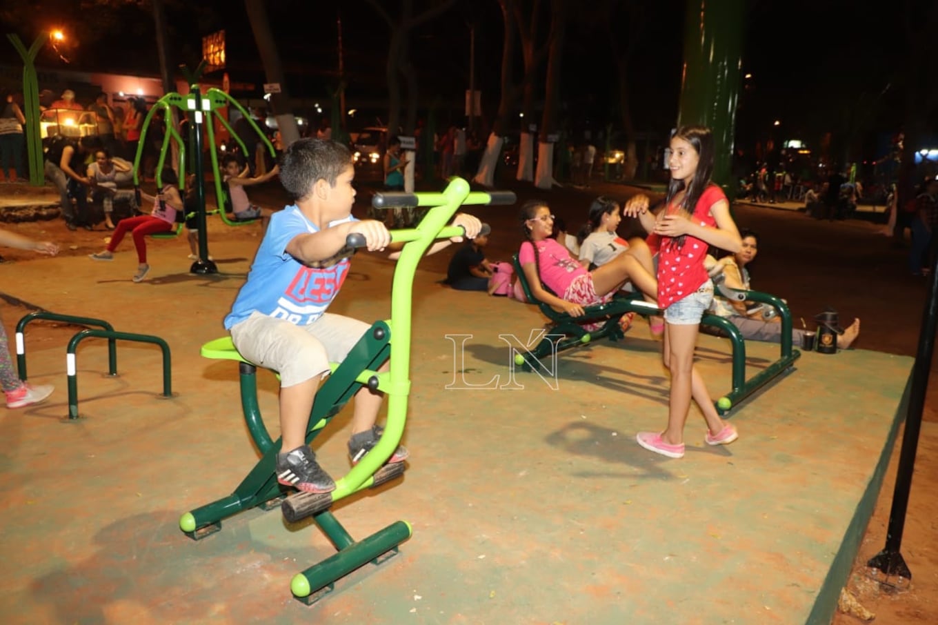 Los niños disfrutan de los aparatos de gimnasia. Foto: Eduardo Velázquez.