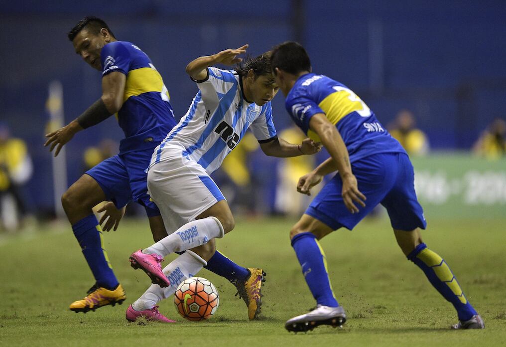 Argentina's Racing Club midfielder Oscar Romero (C) vies for the ball with Argentina's Boca Juniors forward Andres Chavez (L) and defender Jonathan Silva during the Copa Libertadores 2016 group 3 football match at the "Bombonera" stadium in Buenos Aires, Argentina, on March 3, 2016. AFP PHOTO / JUAN MABROMATA / AFP / JUAN MABROMATA
