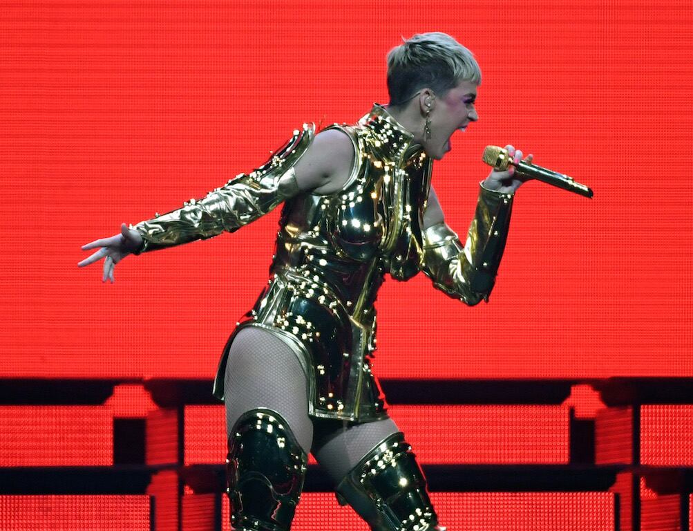 La actitud de Perry desató una ola de comentarios en las redes sociales. Algunos la acusaron de acoso sexual en medio del auge del movimiento #MeToo.   Ethan Miller/AFP.