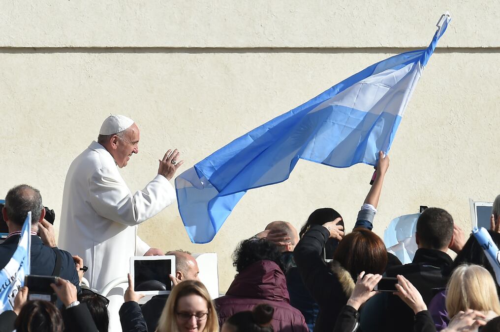 El papa Francisco, en la plaza de San Pedro. Foto:  AFP / ALBERTO PIZZOLI