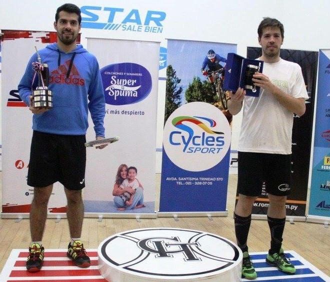 Campeón y vice, Salazar (Izq.) y Pezzota posan con sus trofeos.