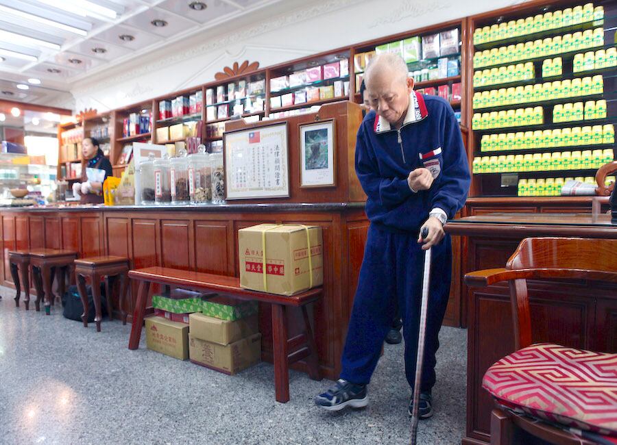 Las tiendas de medicina tradicional en Taiwán se están extinguiendo, con unas 200 cerrando sus puertas cada año.