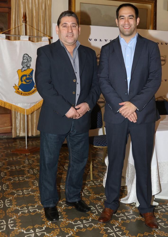 El presidente del Club Centenario, Hugo Fernando Camperchioli, y el gerente comercial de Volvo, Alberto Sborovsky 
