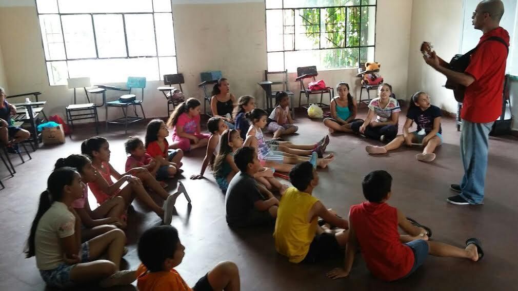 Aravya pretende que las escuelas se abran al arte, la música, las artes plásticas, el teatro, la danza, las artes visuales y el canto.