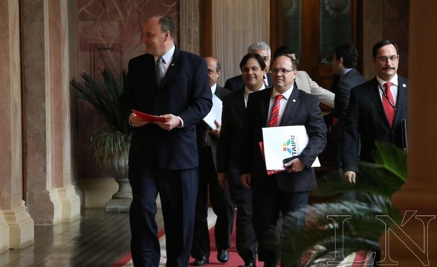 Miembros del Directorio de Itaipú expusieron al Presidente los nuevos números de la hidroeléctrica.FOTO:CHRISTIAN MEZA