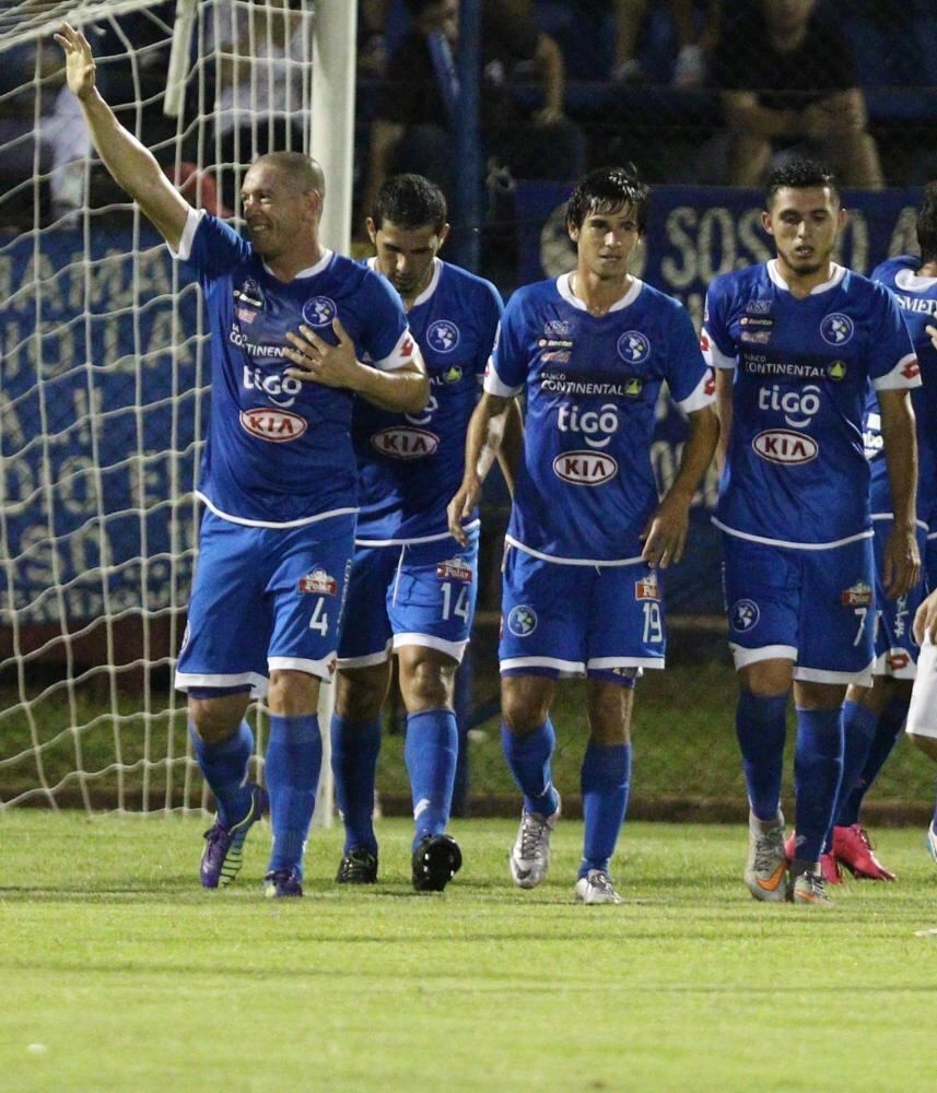 Rober Servín festeja el gol hecho a los gumarelos. Diego Arrúa, Marcos Duré y Cristian Paredes están anunciados en Sol para el juego de hoy.