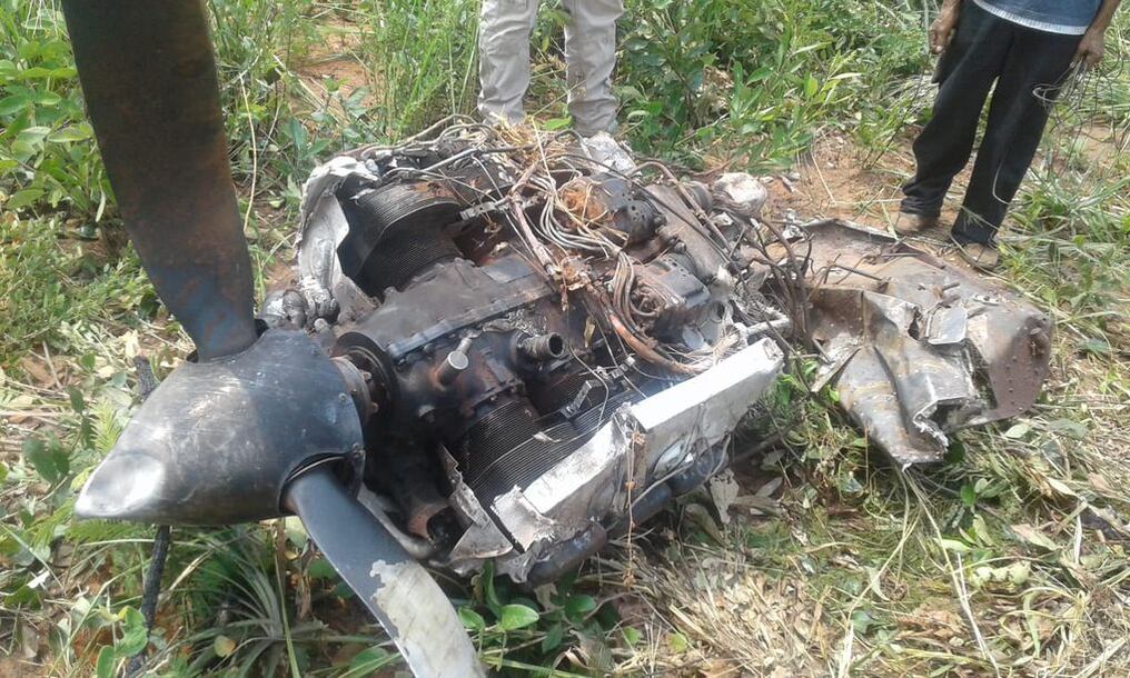 En un radio de aproximadamente un kilómetro, agentes policiales encontraron restos del aeroplano siniestrado. FOTO: SANTIAGO BENÍTEZ, RADIO IMPERIO.