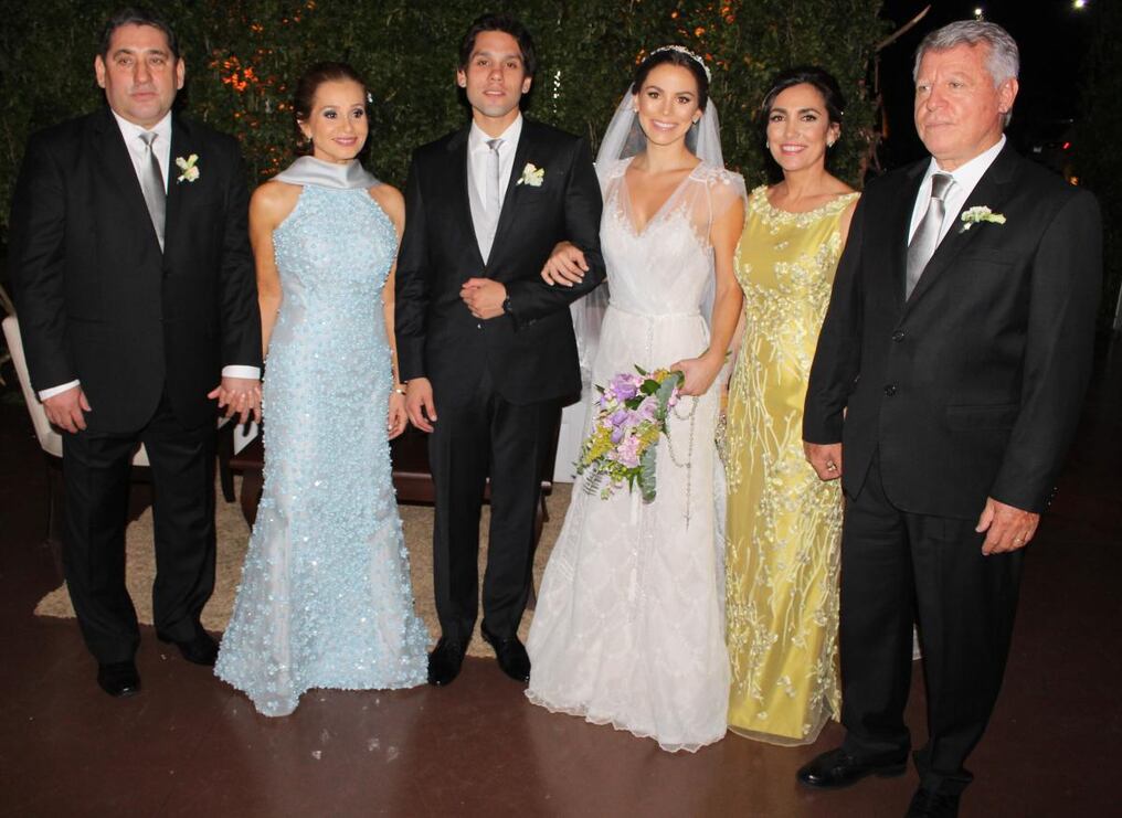 Apadrinaron a los contrayentes: Hugo Fernando Camperchioli Chamorro y Teresa Graciela Lippmann de Camperchioli; Magda del Mónico de Saccarello y Jorge Luis Saccarello Almada.
