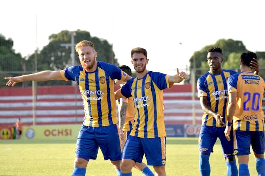 Isidro Pitta (Izq.) es uno de los goleadores del equipo auriazul, que busca su rehabilitación en el torneo.FOTO:ARCHIVO