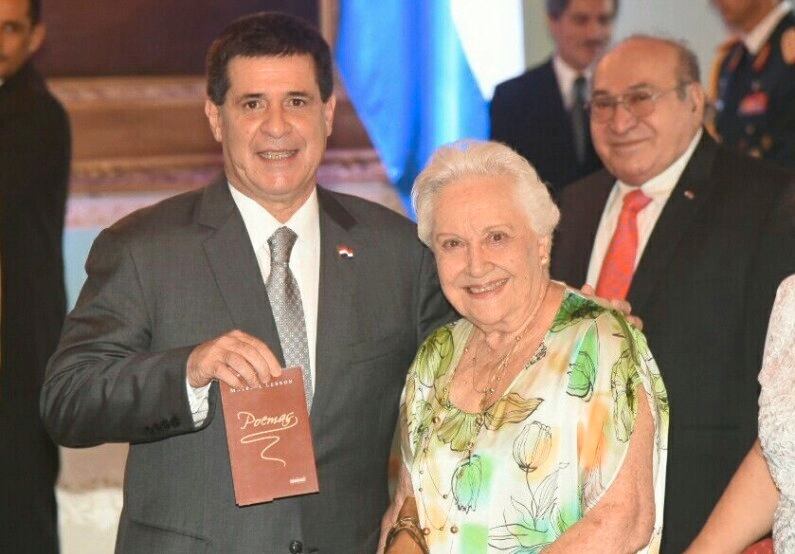 El presidente Horacio Cartes entregó la distinción a Maybell Lebrón.