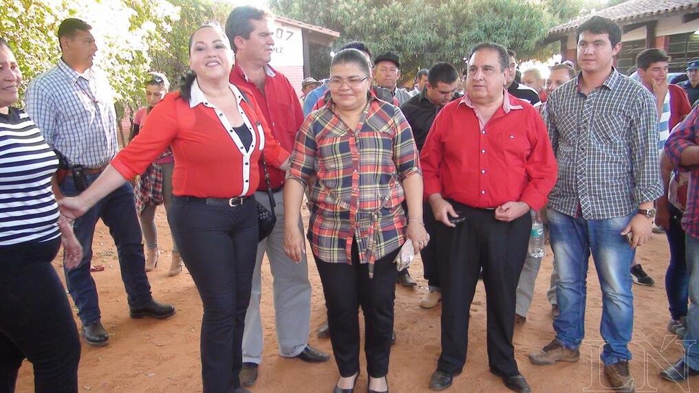 Miguela Colmán (camisa a cuadros), la electa intendenta de Tacuatí, flanqueada por dirigentes colorados.