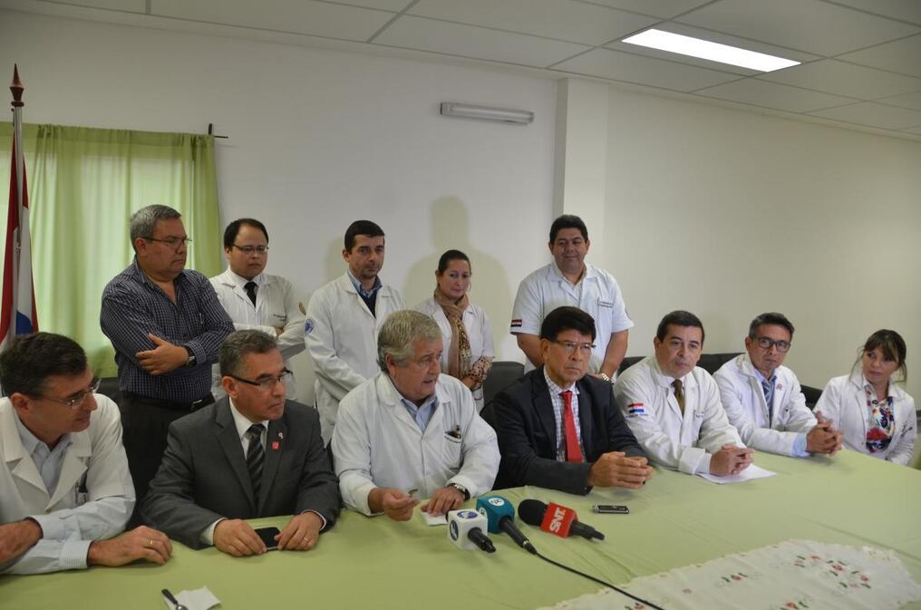 El plantel completo de médicos que participó del transplante. Foto: Gentileza FCM-UNA.