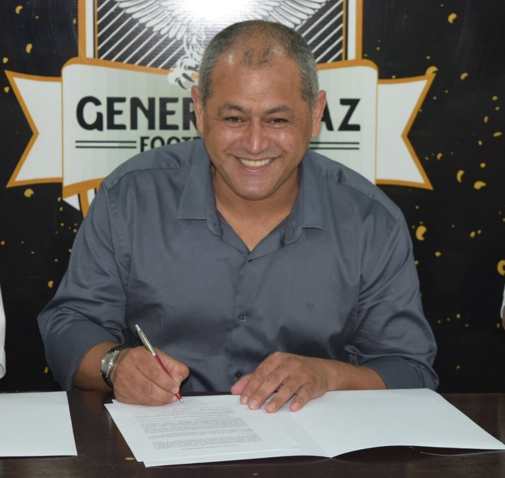 Francisco Arce, firmando su contrato que lo une a Gral. Díaz. Foto:@clubgralDiaz