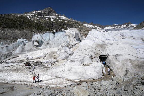 Mantas para salvar a los glaciares. Foto: AFP. 
