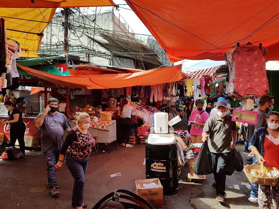 Los compradores asisten al Mercado 4 bajo estrictas medidas sanitarias. Foto: Gentileza Dirección Mercado 4