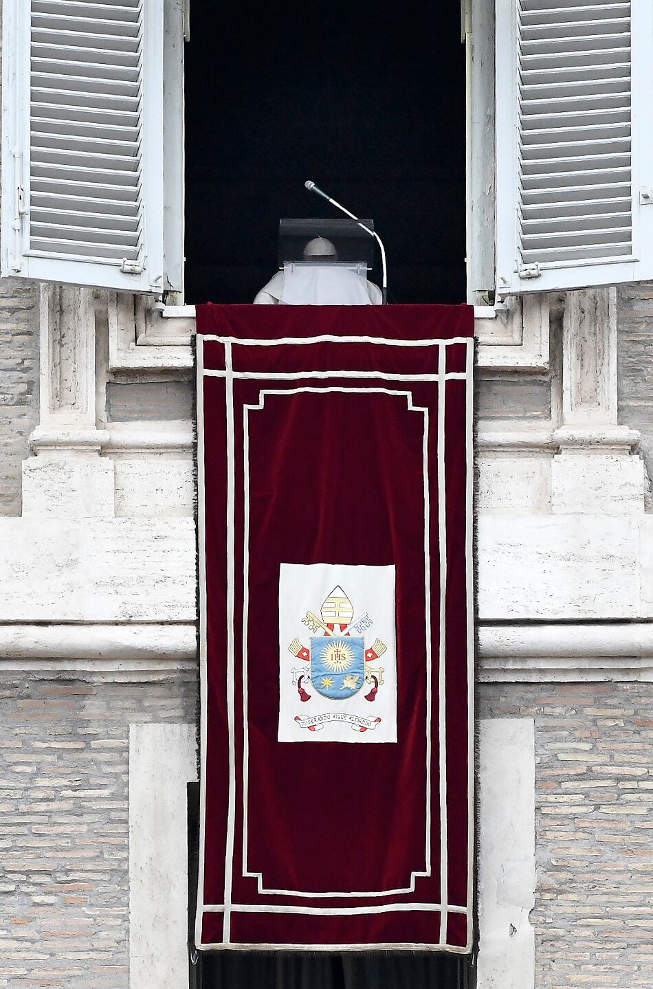 El Papa Francisco se va después de entregar la oración del domingo Ángelus desde la ventana de su estudio con vista a la Plaza de San Pedro, en el Vaticano el 01 de marzo de 2020. (Photo by Filippo MONTEFORTE / AFP)