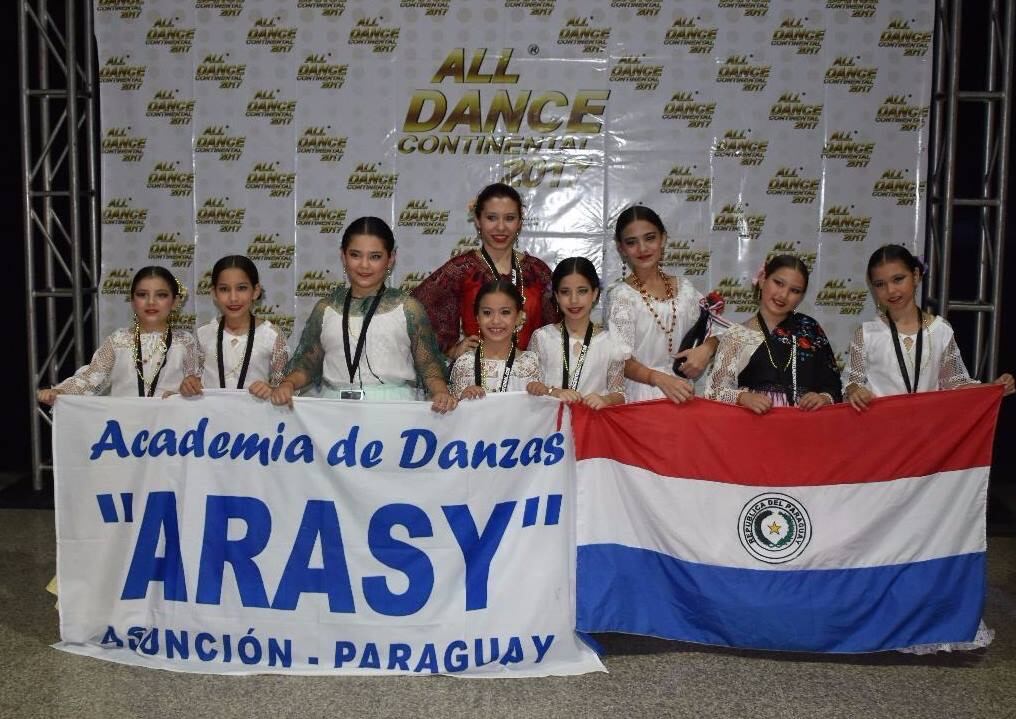 Las bailarinas fueron dirigidas por la directora de la Academia Liz Estigarribia y las coreografías fueron realizadas por Paola Villalba.