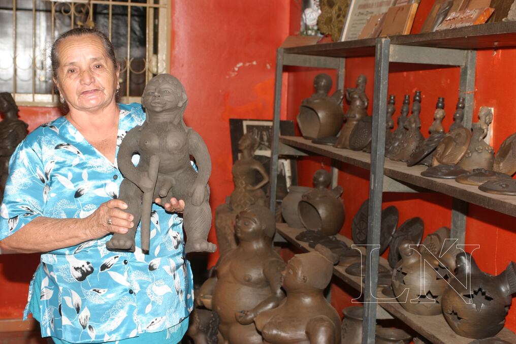 Rosa Brítez junto a una creación inspirada en la mitología paraguaya. Foto: Roberto Ovando.