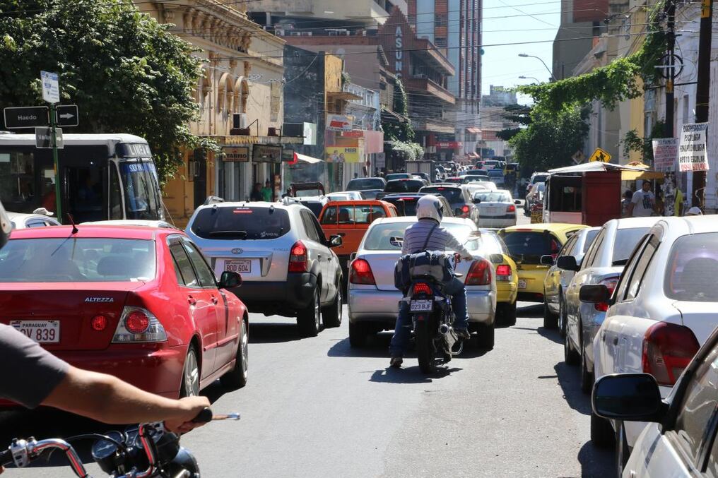 Al menos 600 mil vehículos ingresan diariamente a Asunción desde las ciudades del Área Metropolitana. Foto: Archivo.