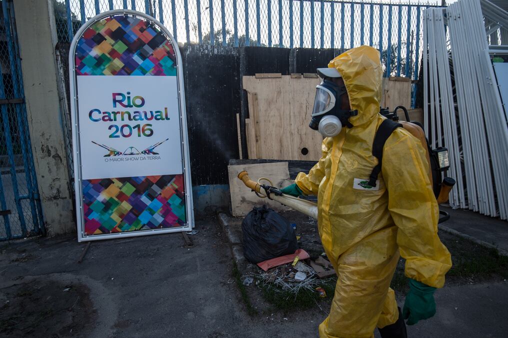A municipal agent sprays anti Zika mosquitos chimical product at the sambadrome in Rio de Janeiro, on January 26, 2016. 
Fumigación en Rio, antes del carnaval. Foto: AFP / CHRISTOPHE SIMON
