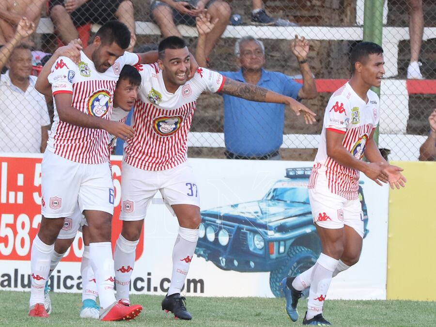 La celebración de Adrián Fernández junto a sus compañeros, tras anotar el primer gol del torneo para ganar a River.FOTO:NÉSTOR SOTO