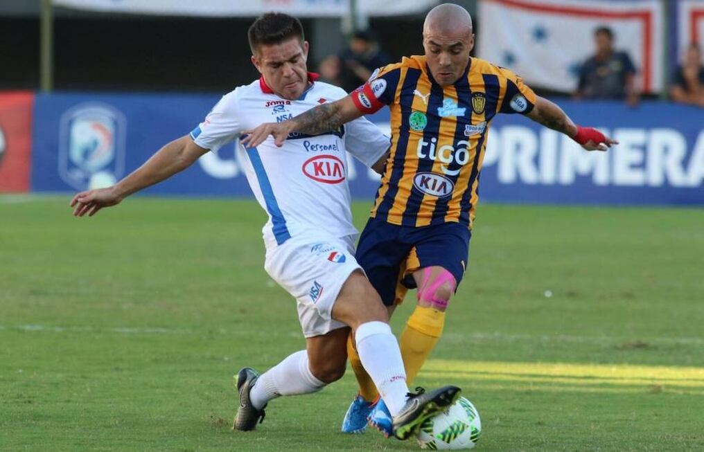 Vladimir Marín intenta escapar de la marca de Raúl Piris. Foto: Agustín Acosta.