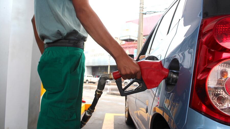 Hasta el tercer mes de este año se logró importar un total de 699,5 millones de litros de combustibles. Foto: Archivo.