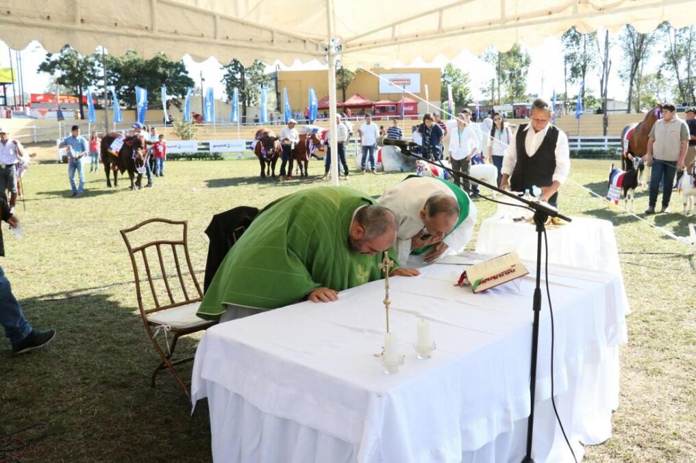 Misa en el ruedo central de la Expo 2016. Foto: Pánfilo Leguizamón.