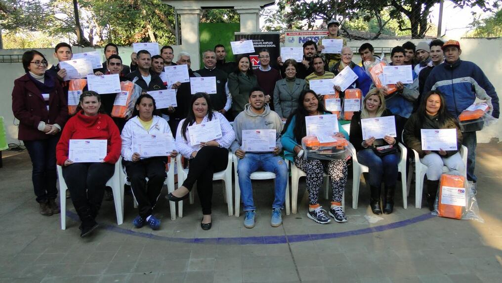 Alumnos del Centro Solidario Rape recibieron certificación y kits del SINAFOCAL. Foto: Gentileza. 