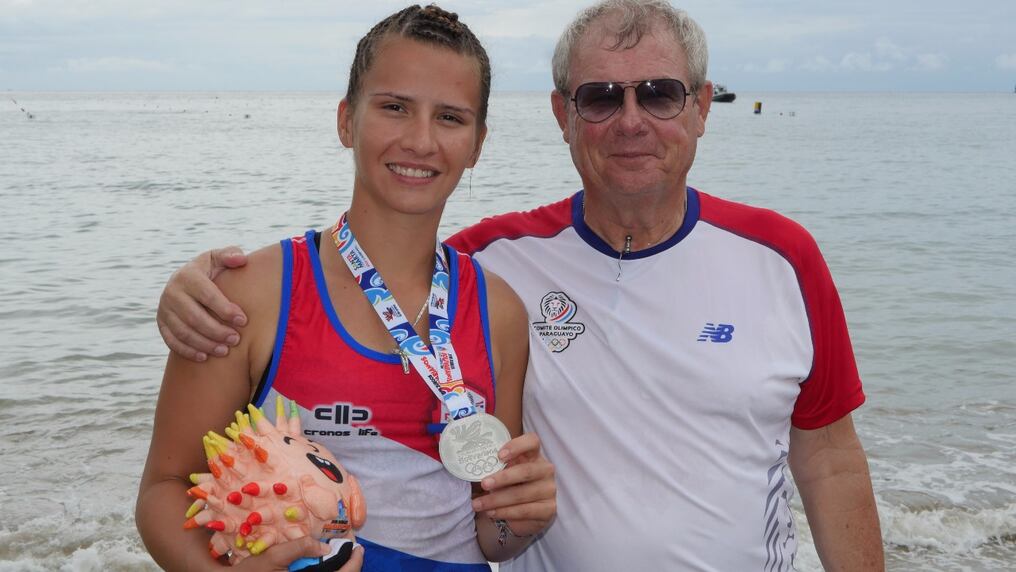 La remera paraguaya Alejandra Alonso celebra su medalla de plata de estos XVIII Juegos Bolivarianos. FOTO: Prensa del COP.