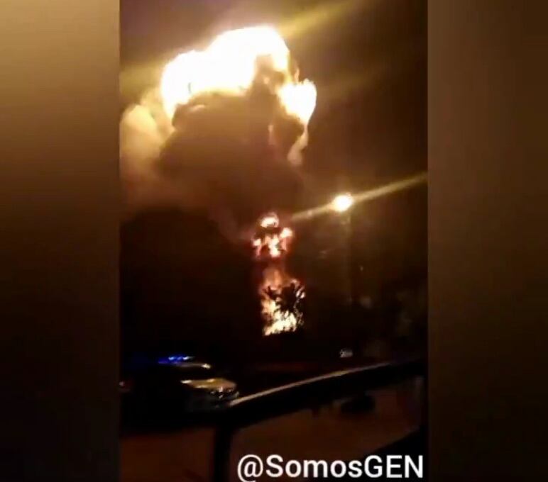 Las llamas de la explosión alcanzaron varios metros de altura.
