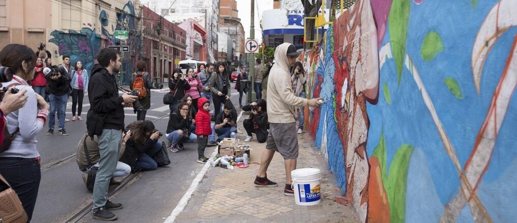 El sábado pasado, unas 200 personas se sumaron al recorrido fotográfico por los murales.