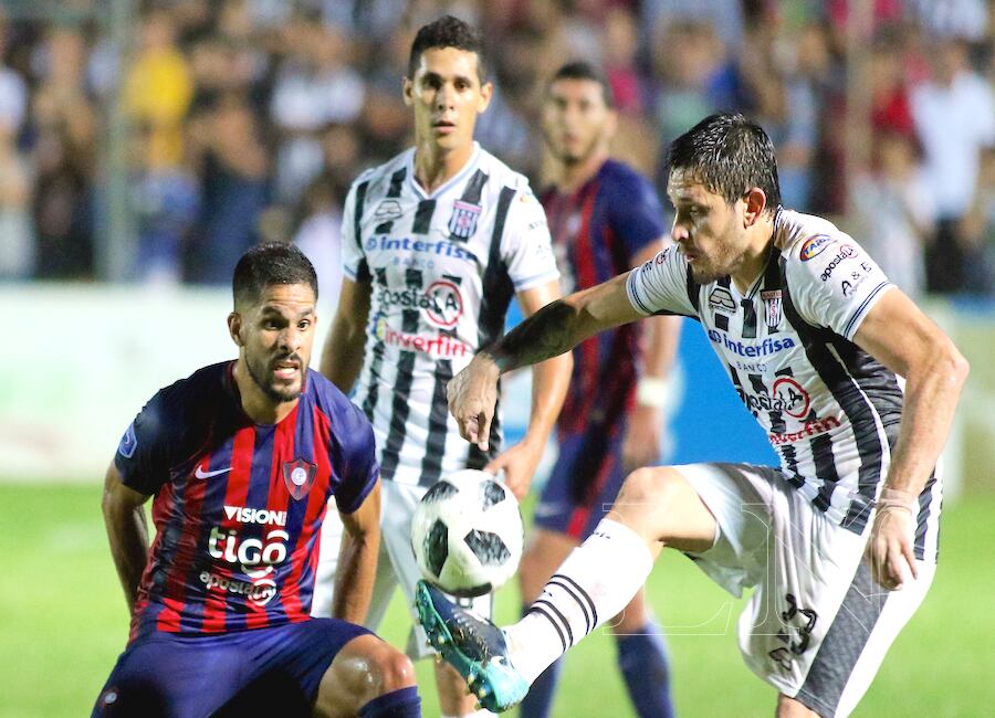 Luis Caballero, de Santaní, controla el balón ante la presión de Juan Aguilar en el partido en el JJ Vázquez.FOTO:FERNANDO RIVEROS