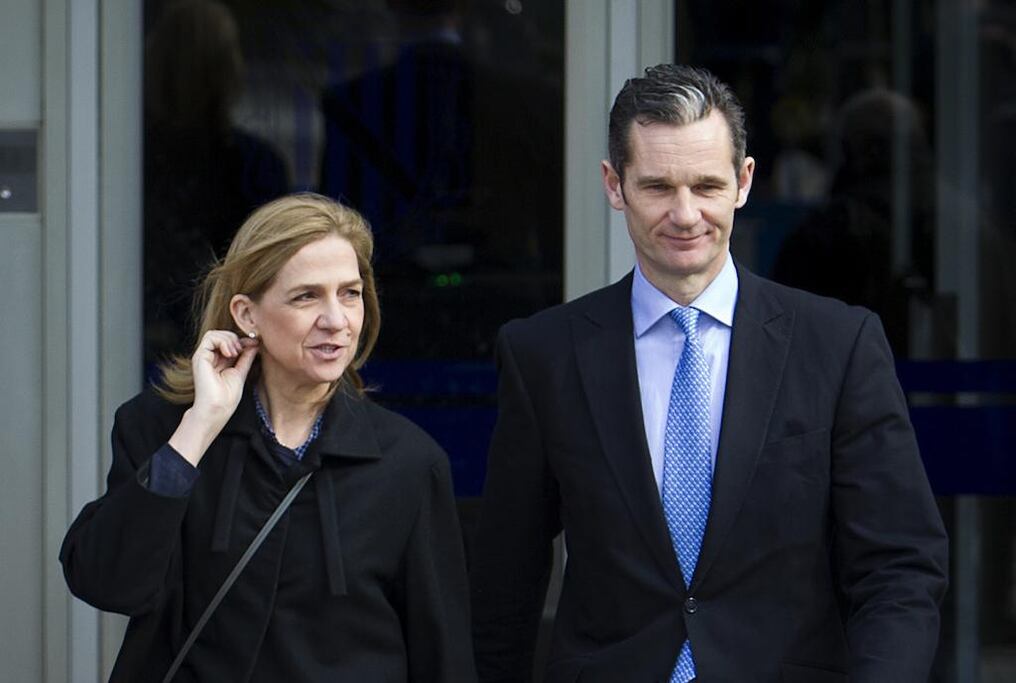 Antaño considerados una pareja moderna y ejemplar, Cristina y Urdangarin fueron apartados de la familia real y vieron cómo Felipe VI, antes cercano a ellos, les retiraba el título de duques de Palma. AFP. 