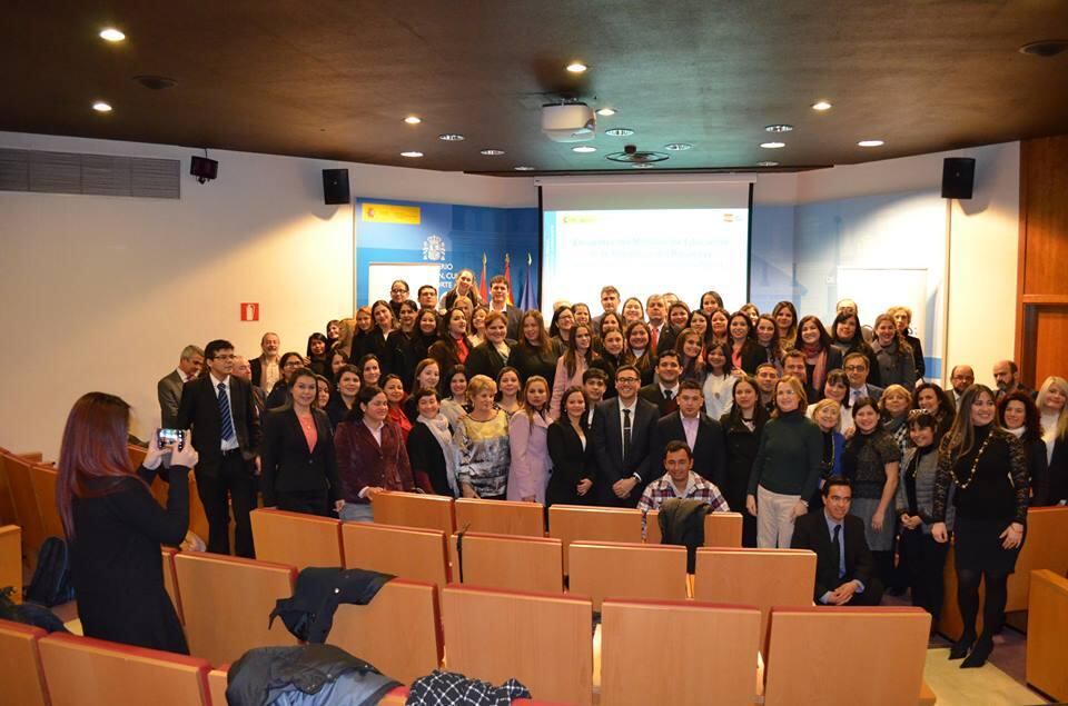 El
ministro Enrique Riera visitó a docentes becados en España.