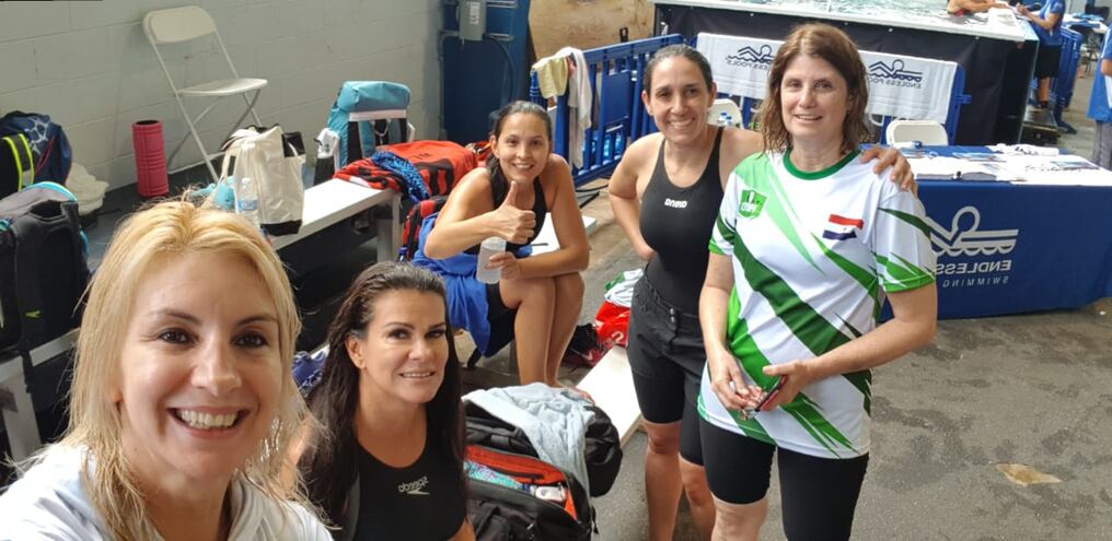 Nadadoras de nuestro país celebran una de sus intensas presentaciones en el Panamericano Masters 2018. FOTO: Gentileza