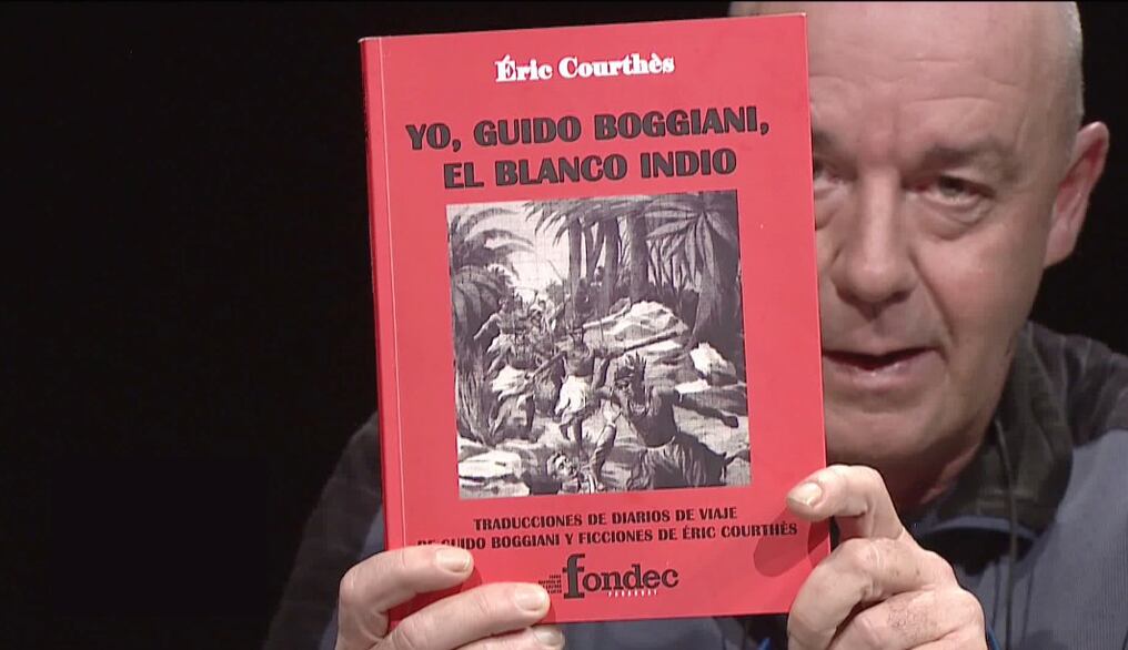 El escritor Eric Courthès muestra la tapa de la novela de su autoría, "Yo, Guido Boggiani, el blanco indio."