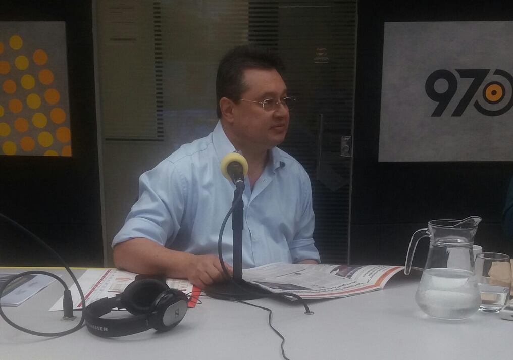 Ministro de Industria y Comercio, Gustavo Leite, en los estudios de la 970 AM.