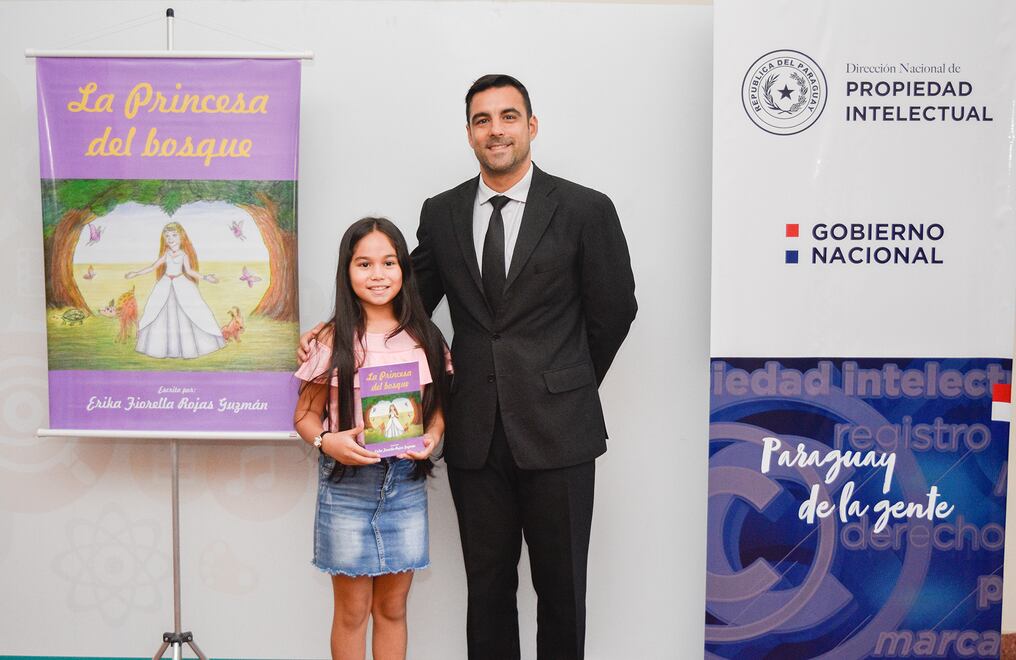 La pequeña Erika inició mediante la Dinapi el registro de obra de su libro "La Princesa del Bosque". Foto: Gentileza.