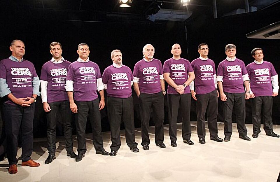 Autoridades de diferentes entes estatales con la camiseta de Violencia Cero. Foto: Gentileza.