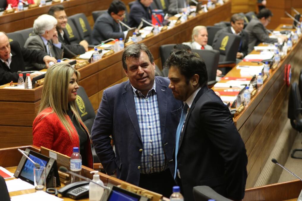 Tuma conversa con sus colegas del oficialismo, sector que se aprestan a apoyar el proyecto de enmienda. 