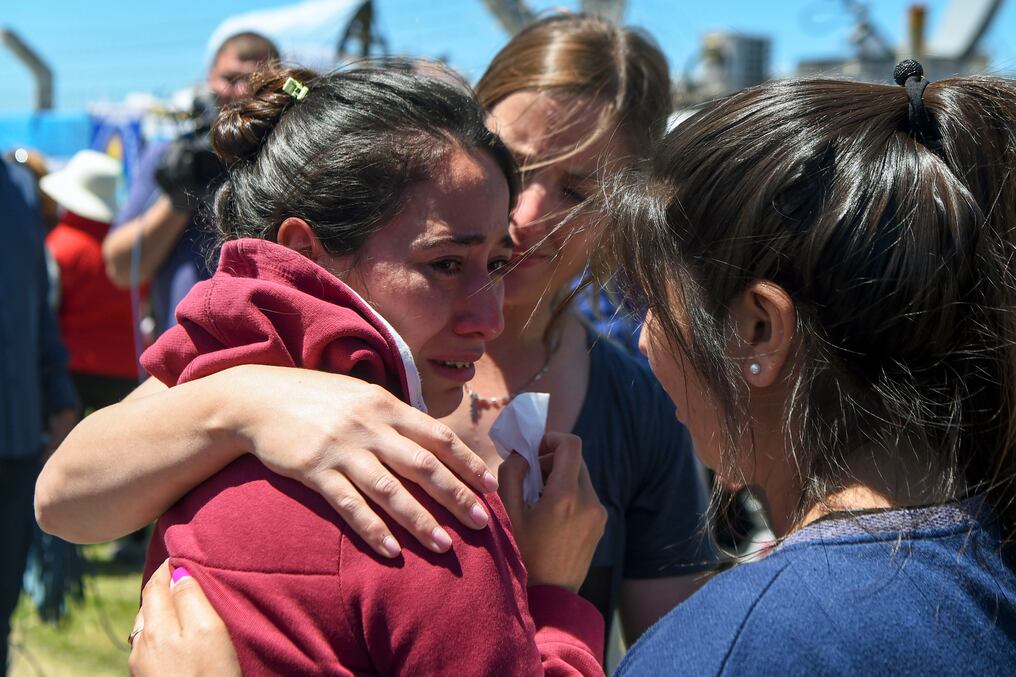 Casi un centenar de familiares aguardaban esperanzados en el interior de la base naval de Mar del Plata. AFP.