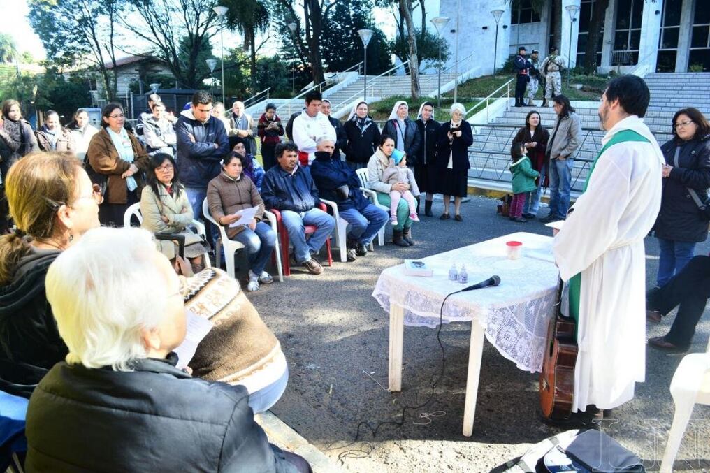 Una misa fue realizada hoy a tempranas horas frente al Poder Judicial. Fotos: Fernando Riveros.