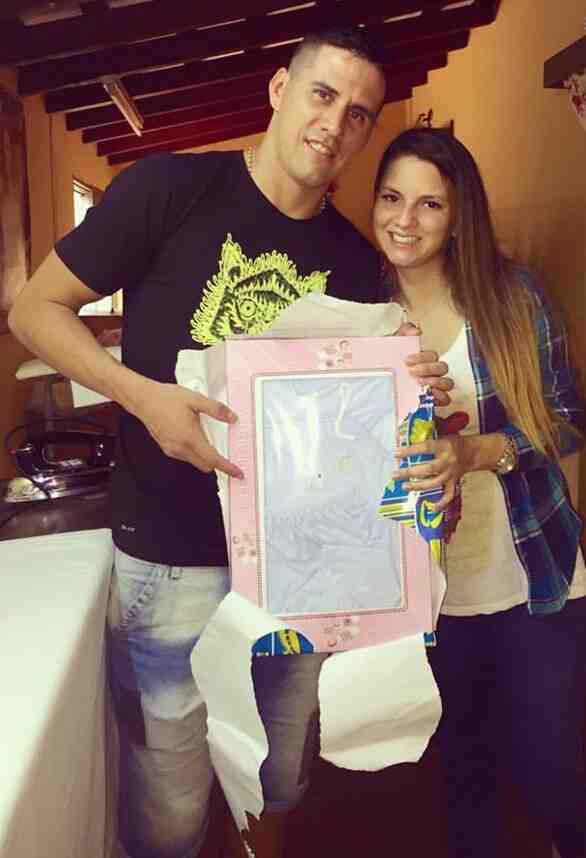 Jorge Mendoza en compañía de su esposa Vanesa, quien espera la llegada de su hijo Thiago Darío. FOTO GENTILEZA