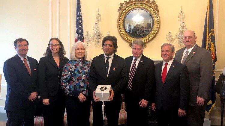 El jefe de los archivos de Estados Unidos, David S. Ferriero, entregó en Washington los documentos al ministro argentino de Justicia, Germán Garavano.