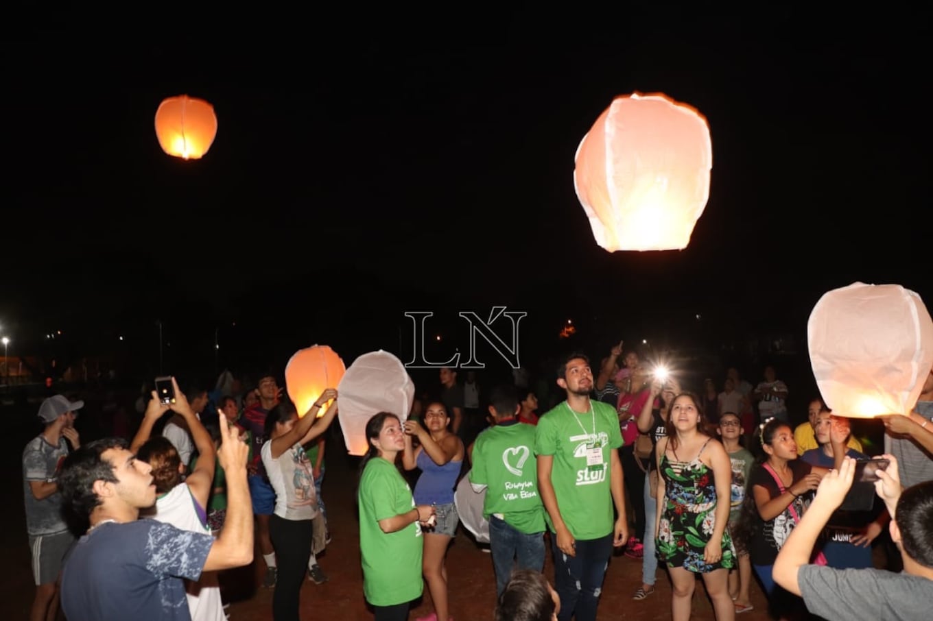 Linternas fueron lanzadas al aire. Foto: Eduardo Velázquez.