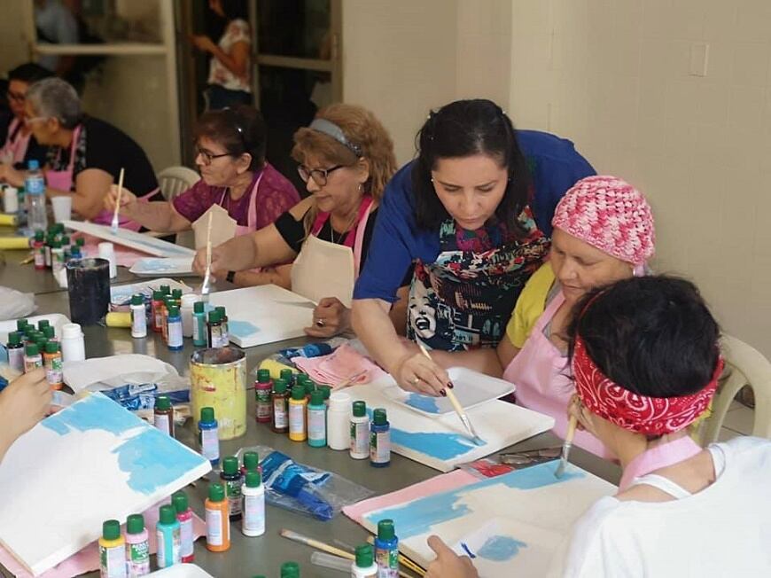 El taller de pintura estuvo a cargo de la Profesora de Arte Magnolia Domínguez. Foto: Gentileza.