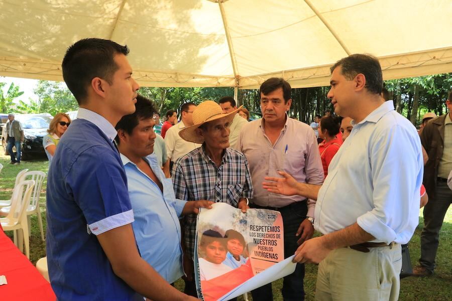 El ministro Cárdenas conversa con beneficiarios de parcialidades nativas.