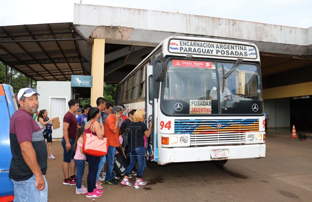A esto se suman las personas que cruzan la frontera a diario para realizar compras o algún otro tramite. Foto: Tomás Bogado.